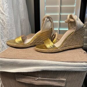 Gorgeous Size 8 Gold Wedge Sandal